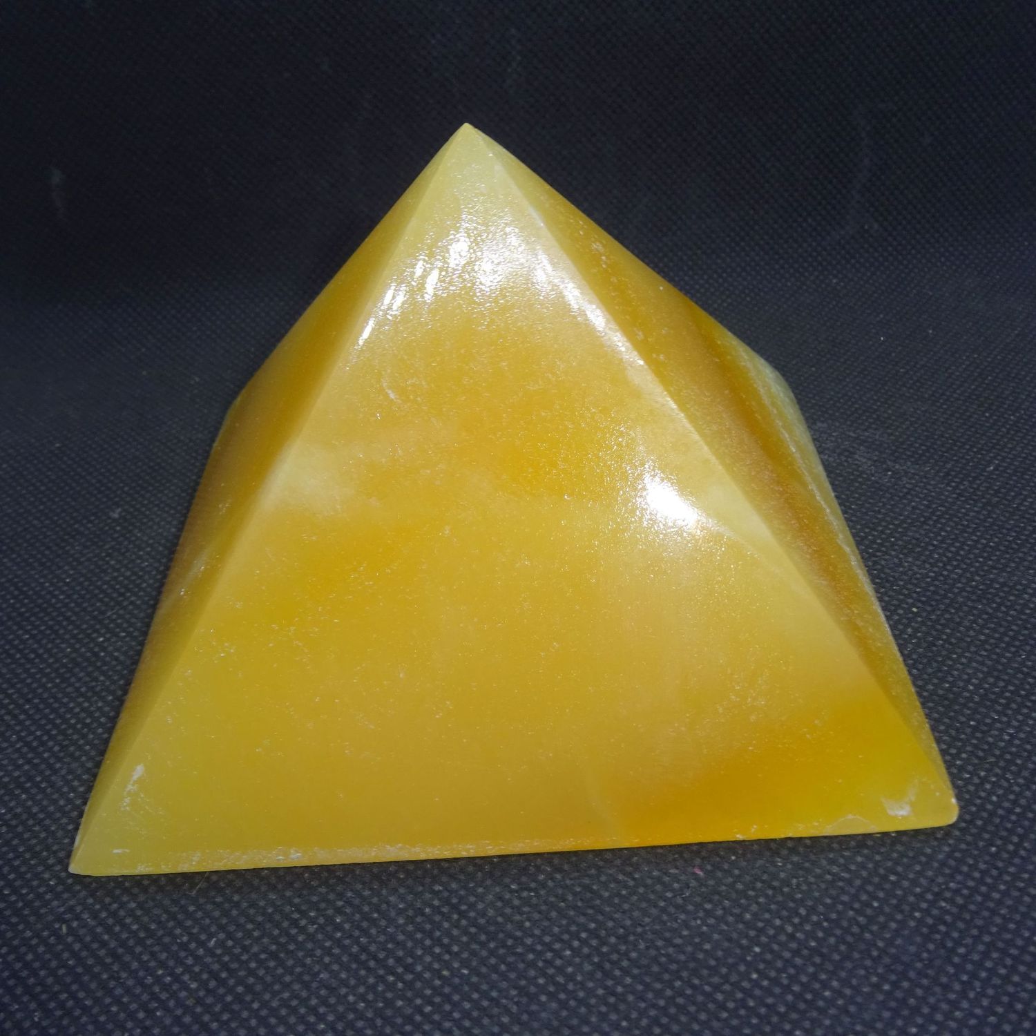 Kristall Pyramide: Orangencalcit 1