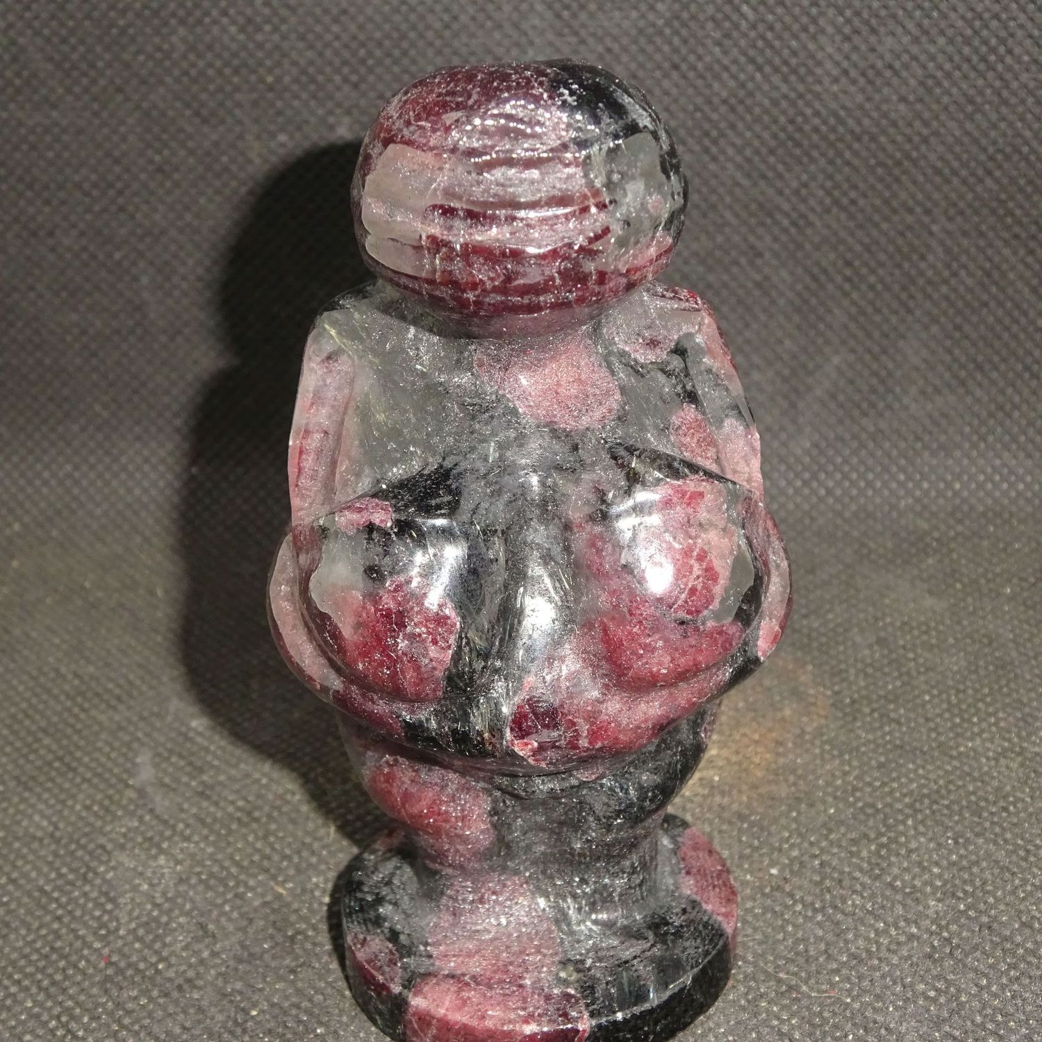 Göttin: Venus von Willendorf aus Granat in Muttergestein