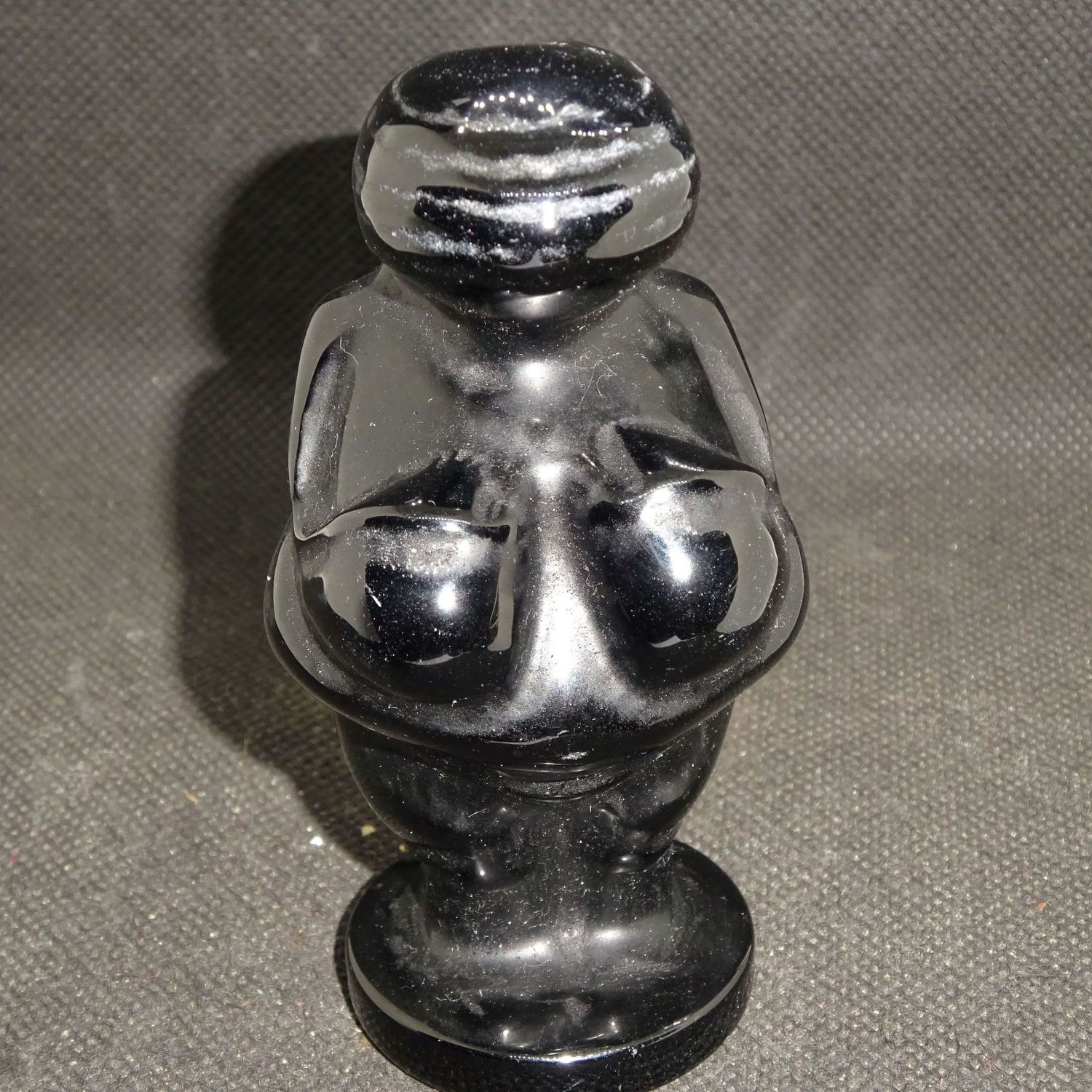 Göttin: Venus von Willendorf aus Obsidian