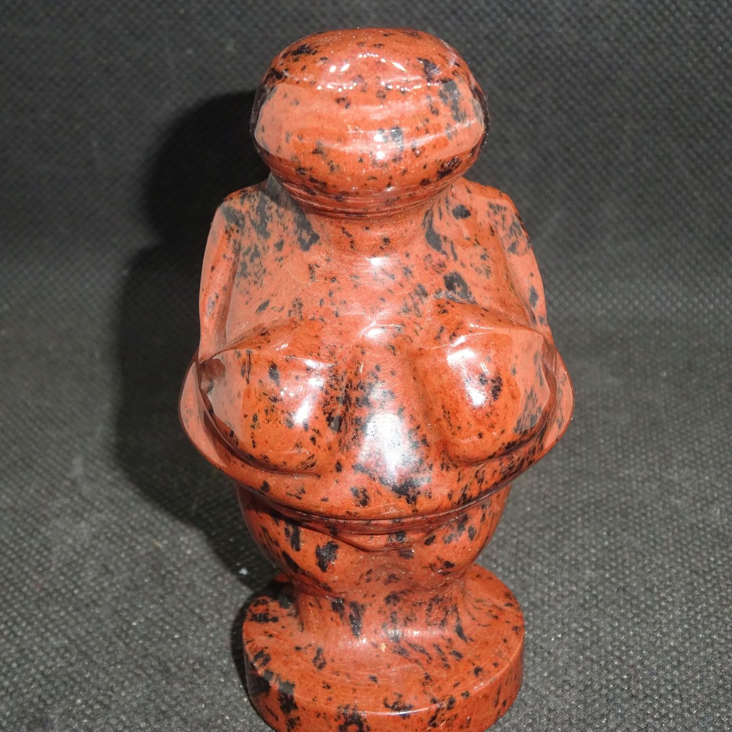 Göttin: Venus von Willendorf aus Mahagoni Obsidian