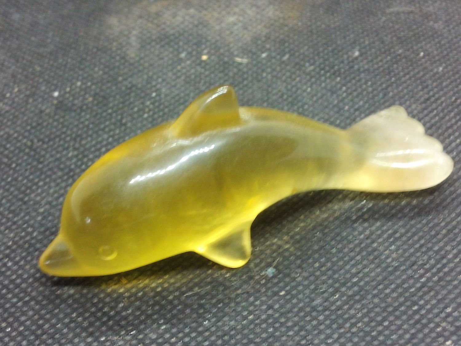Krafttier: Delfin aus gelben Fluorit 1