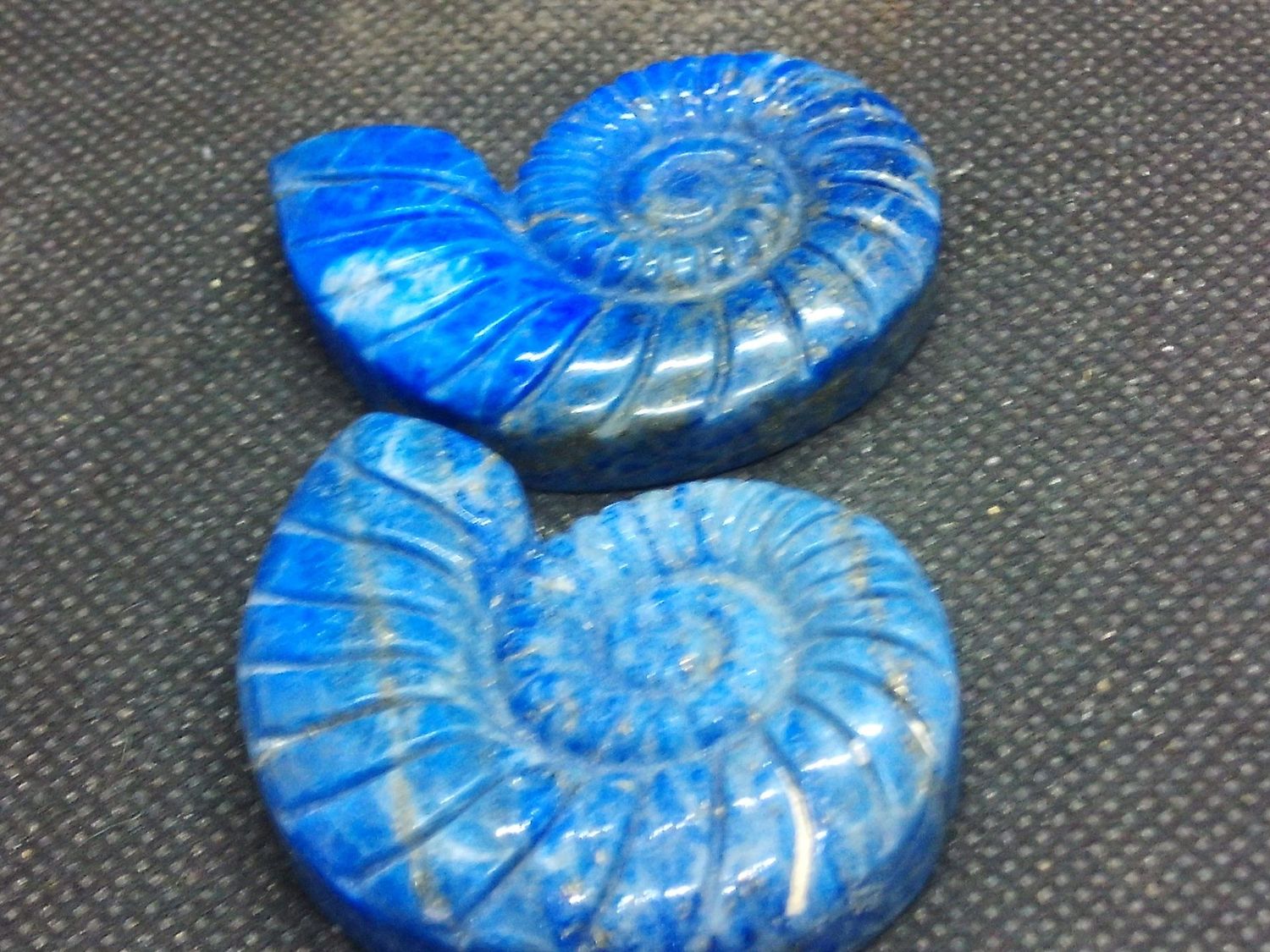 Krafttier: Schnecke - Spirale aus Lapis Lazuli