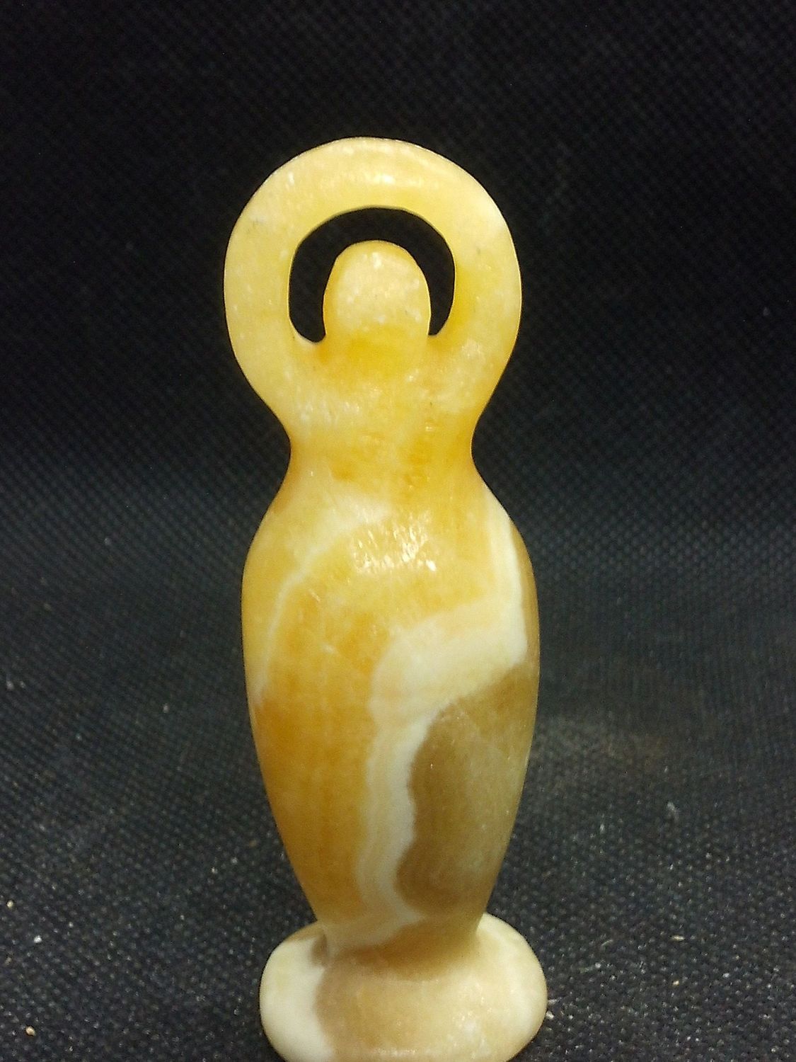 Göttin: Urgöttin mit Spirale aus Orangencalcit Göttin: Urgöttin mit Spirale aus Orangencalcit