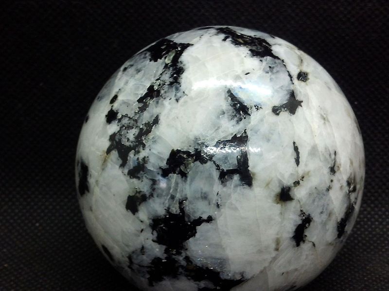 Kristallkugel: Mondstein/weißer Labradorit Kristallkugel: Mondstein/weißer Labradorit