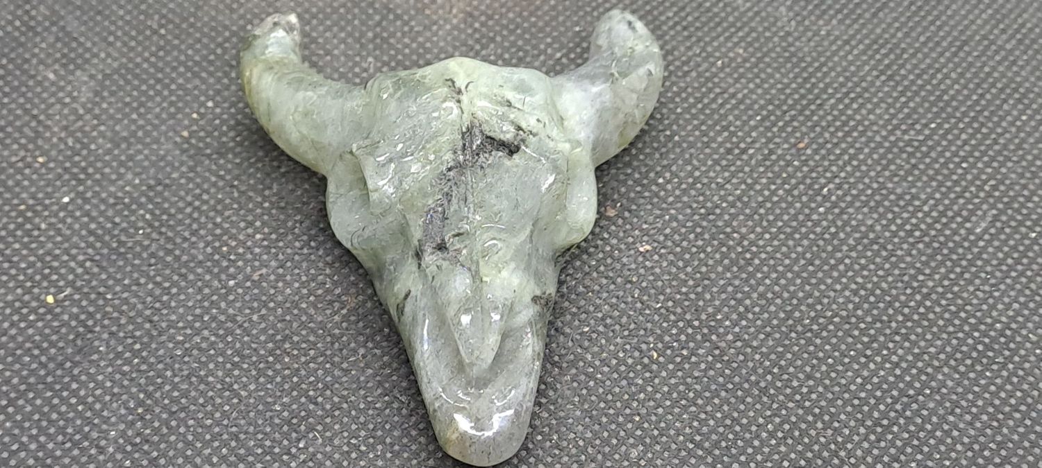 Kristallschädel: Büffelschädel aus Moosachat