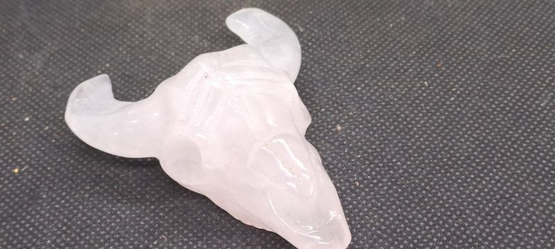 Kristallschädel: Büffelschädel aus Rosenquarz Kristallschädel: Büffelschädel aus Rosenquarz