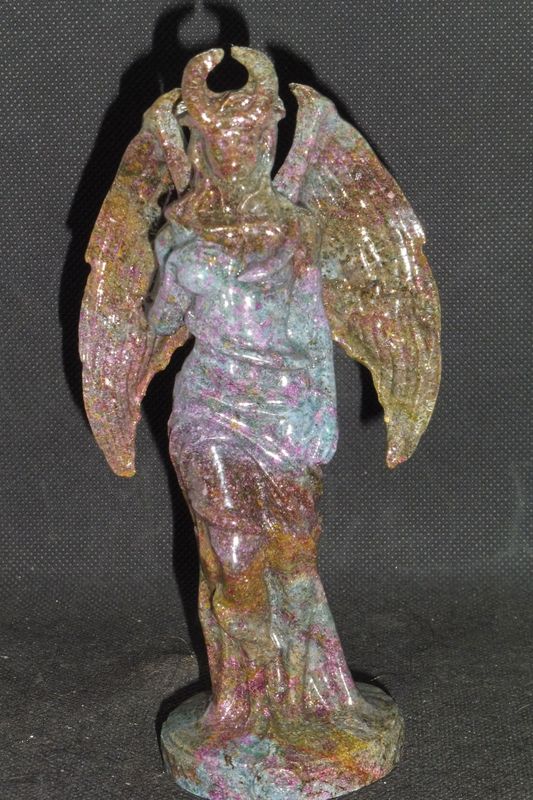 Göttin: Lilith aus Rubin, Fuchsit in Muttergestein 1 Göttin: Lilith aus Rubin, Fuchsit in Muttergestein 1