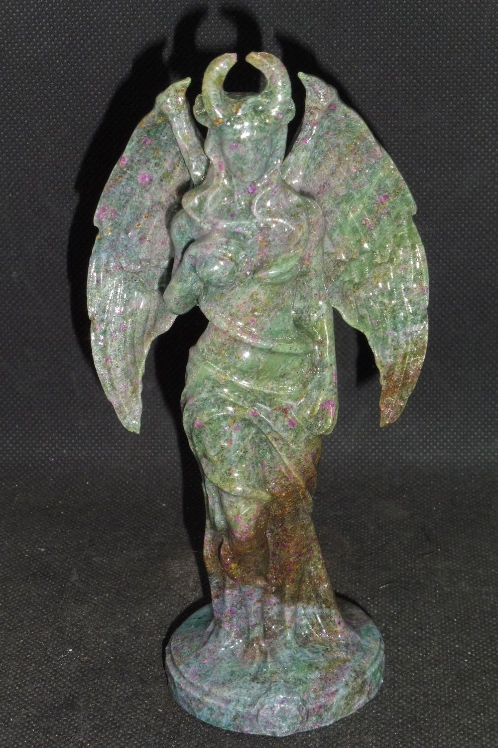 Göttin: Lilith aus Rubin, Fuchsit in Muttergestein 2