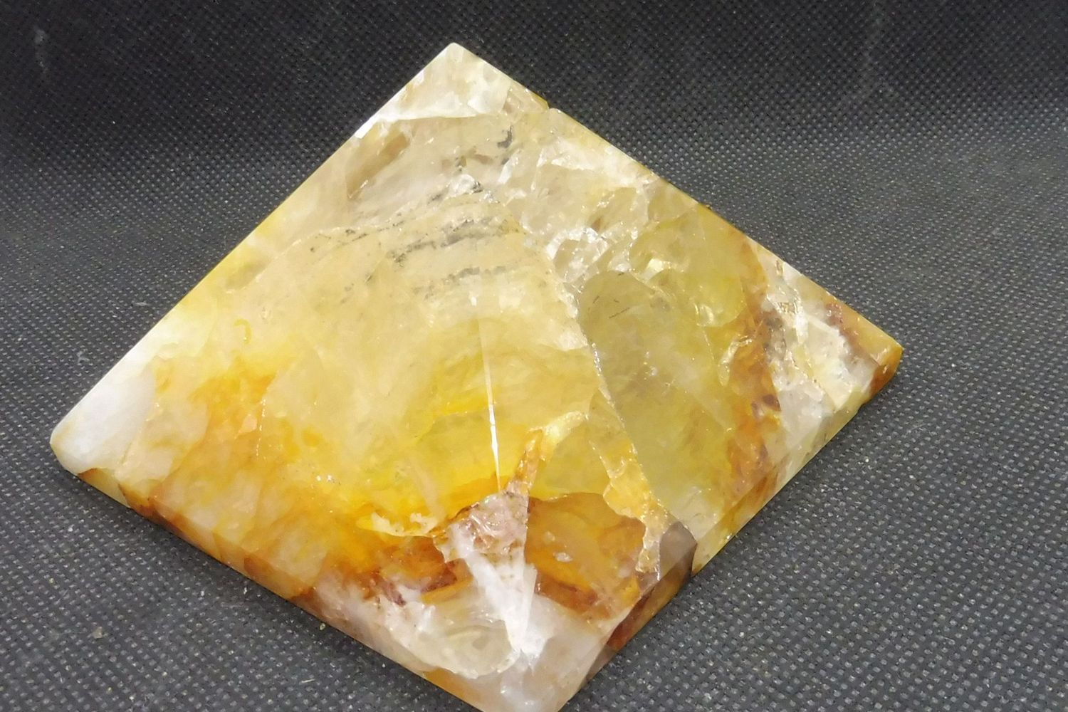 Kristall Pyramide: Golden Healer Quarz 1