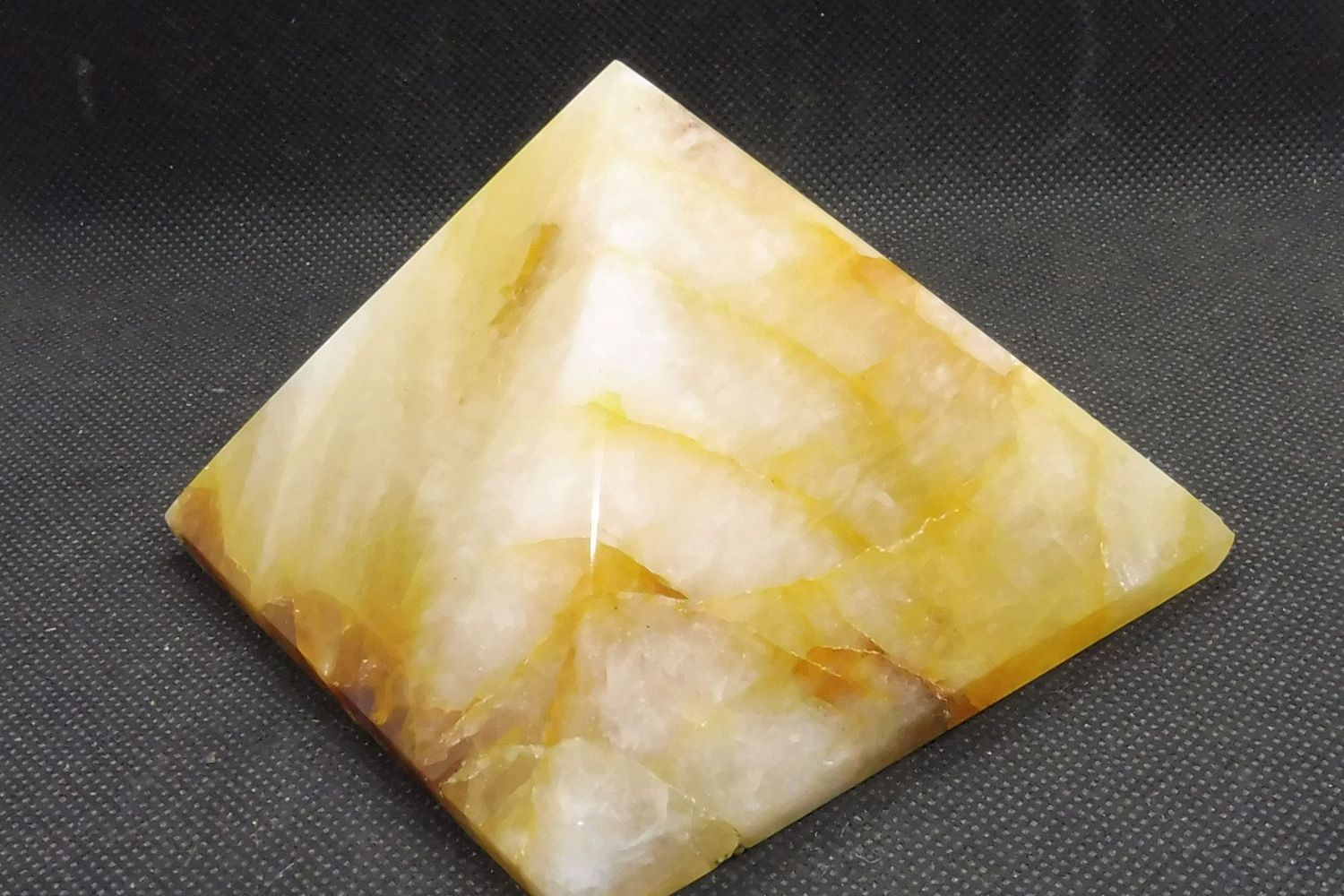 Kristall Pyramide: Golden Healer Quarz 2