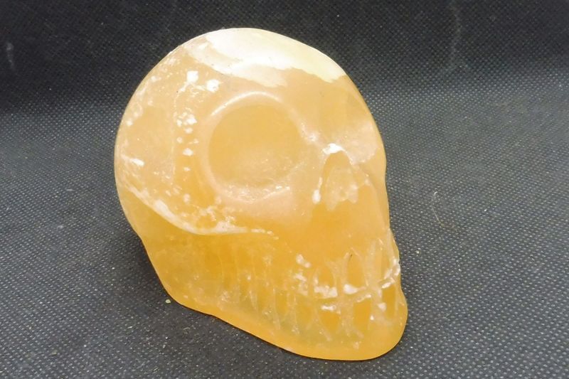 Kristallschädel: aus orangenem Selenit Kristallschädel: aus orangenem Selenit