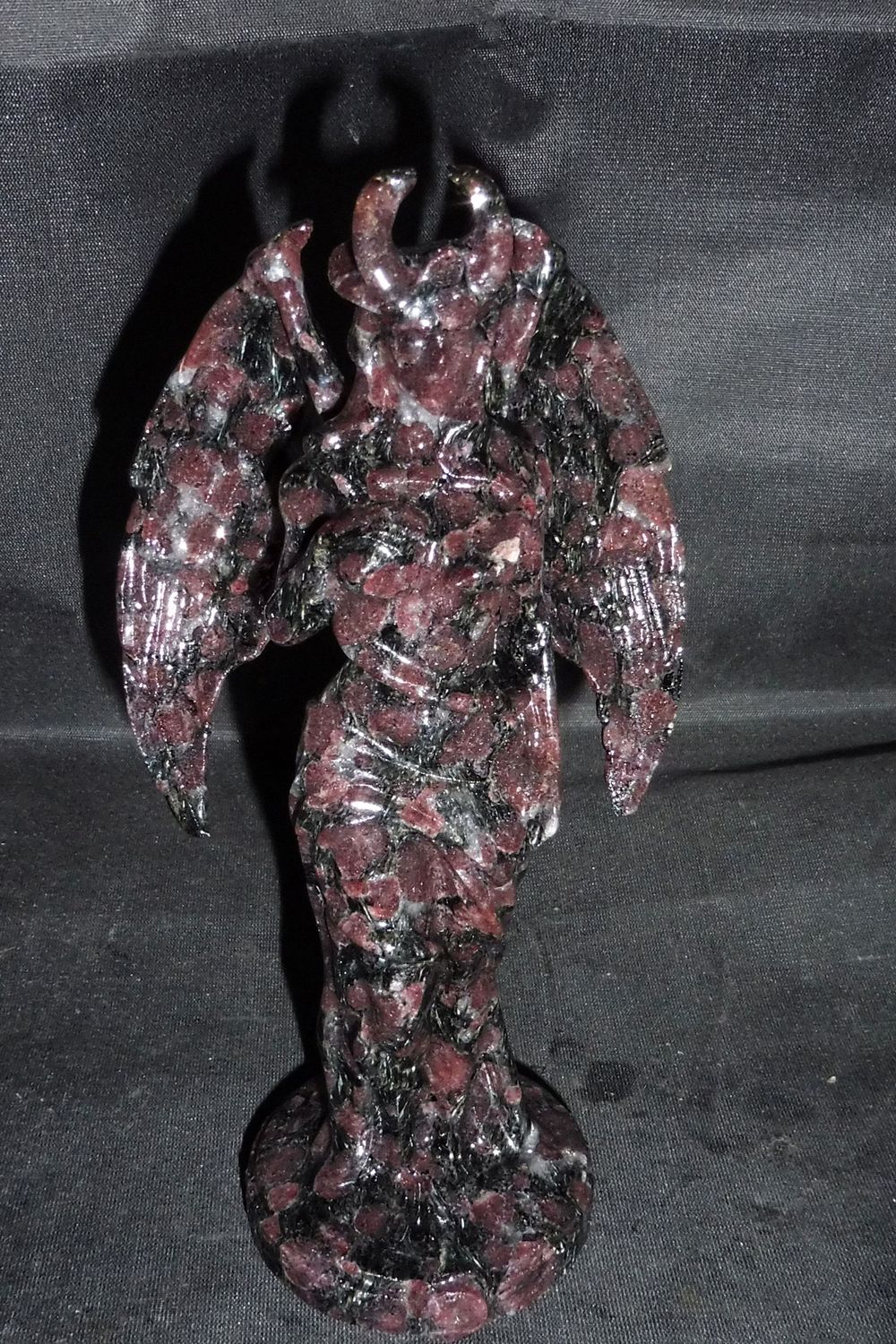Göttin: Lilith aus Granat in Muttergestein 1