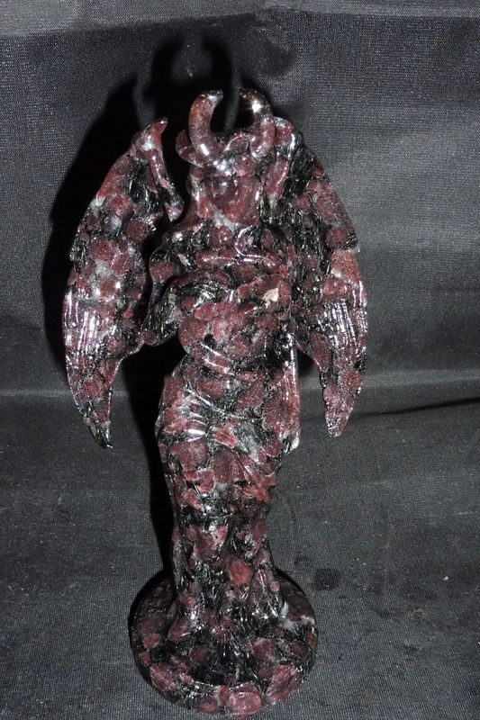 Göttin: Lilith aus Granat in Muttergestein 1 Göttin: Lilith aus Granat in Muttergestein 1