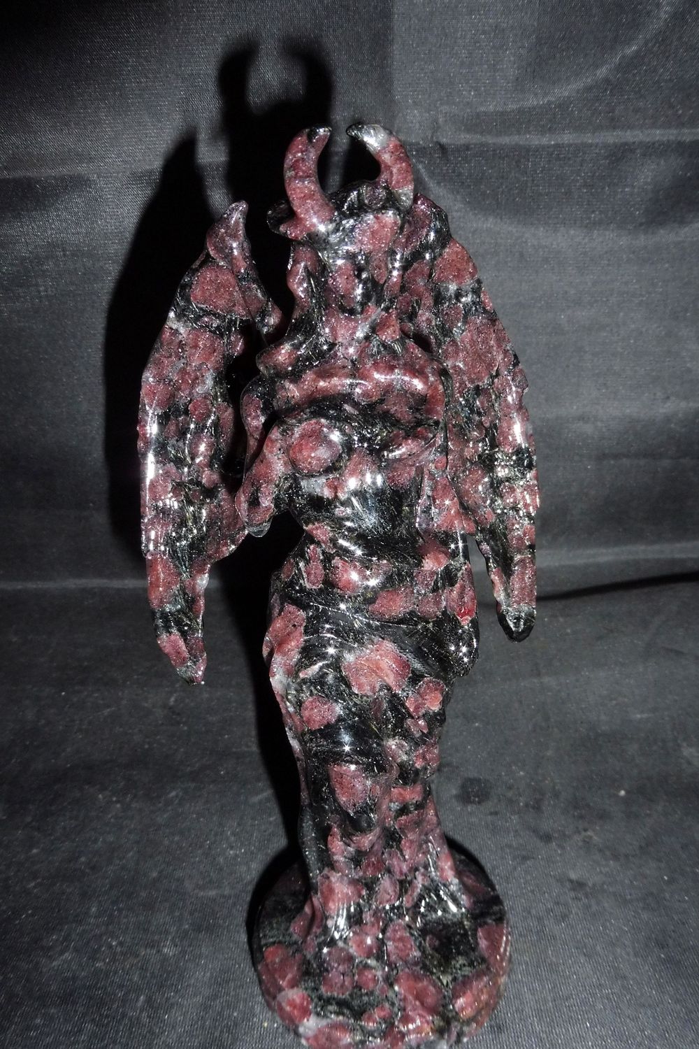 Göttin: Lilith aus Granat in Muttergestein 2