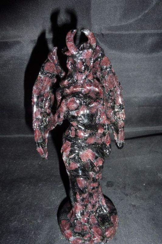 Göttin: Lilith aus Granat in Muttergestein 2 Göttin: Lilith aus Granat in Muttergestein 2