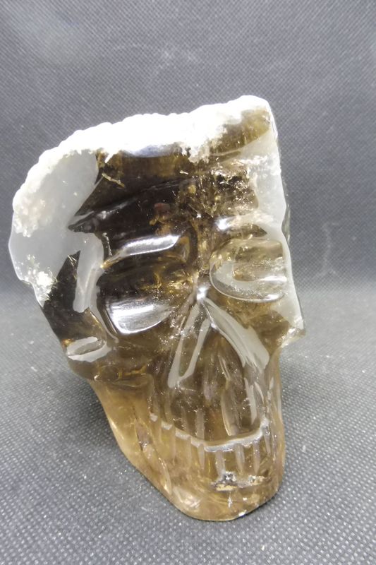 Kristallschädel: Rauchquarz mit Kristallschädel: Rauchquarz mit "Dach"