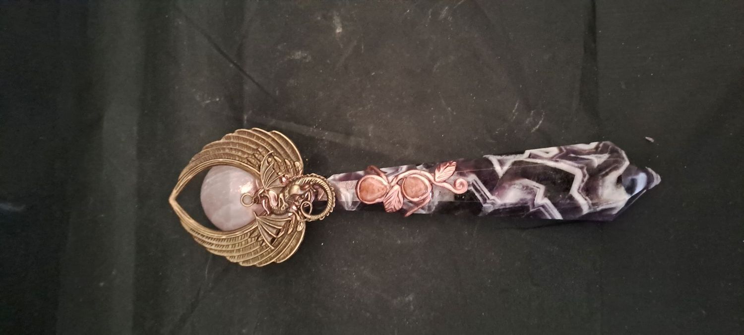 Energiestab: "Drache" aus Chevronamethyst und Rosenquarz