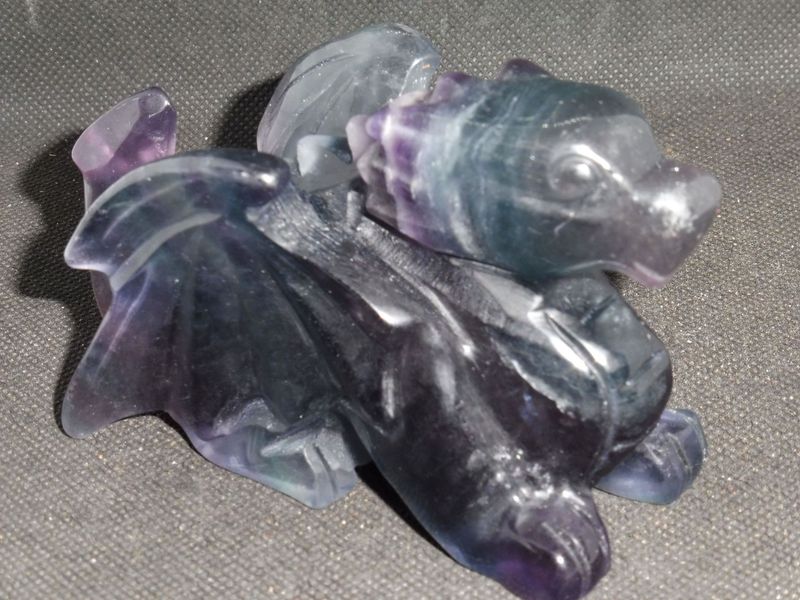 Ganzkörperdrache: Regenbogenfluorit Ganzkörperdrache: Regenbogenfluorit