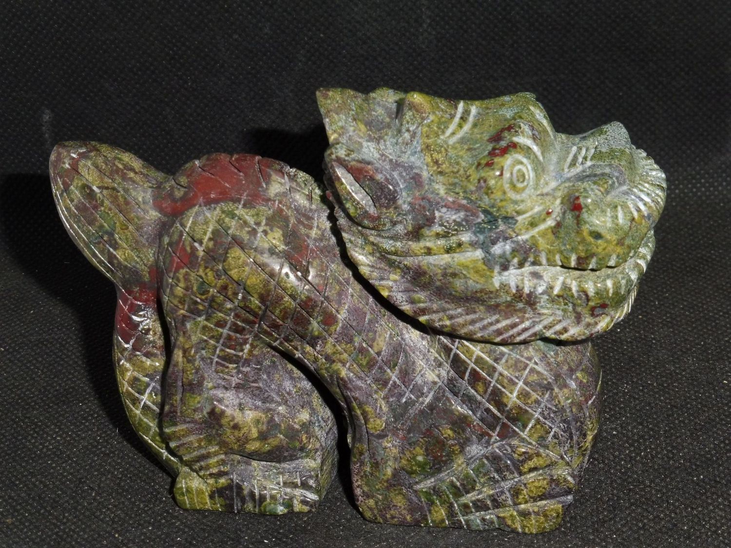 Ganzkörperdrache: Chinesischer Glücksdrache aus Drachenblutstein Ganzkörperdrache: Chinesischer Glücksdrache aus Drachenblutstein