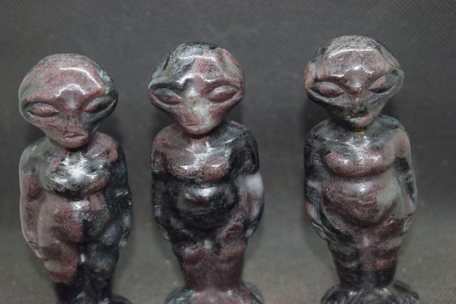 Urmutter: Minis aus Granat in Muttergestein