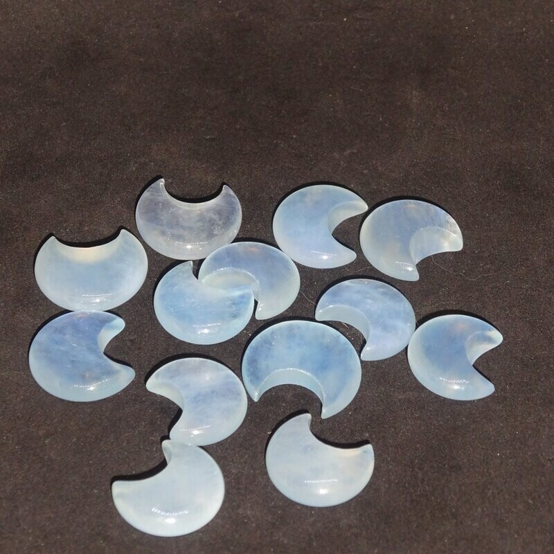 Halbmond: Aquamarin, blau Halbmond: Aquamarin, blau