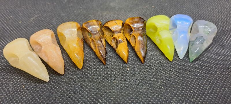 Raben: verschiedene Steinsorten Raben: verschiedene Steinsorten