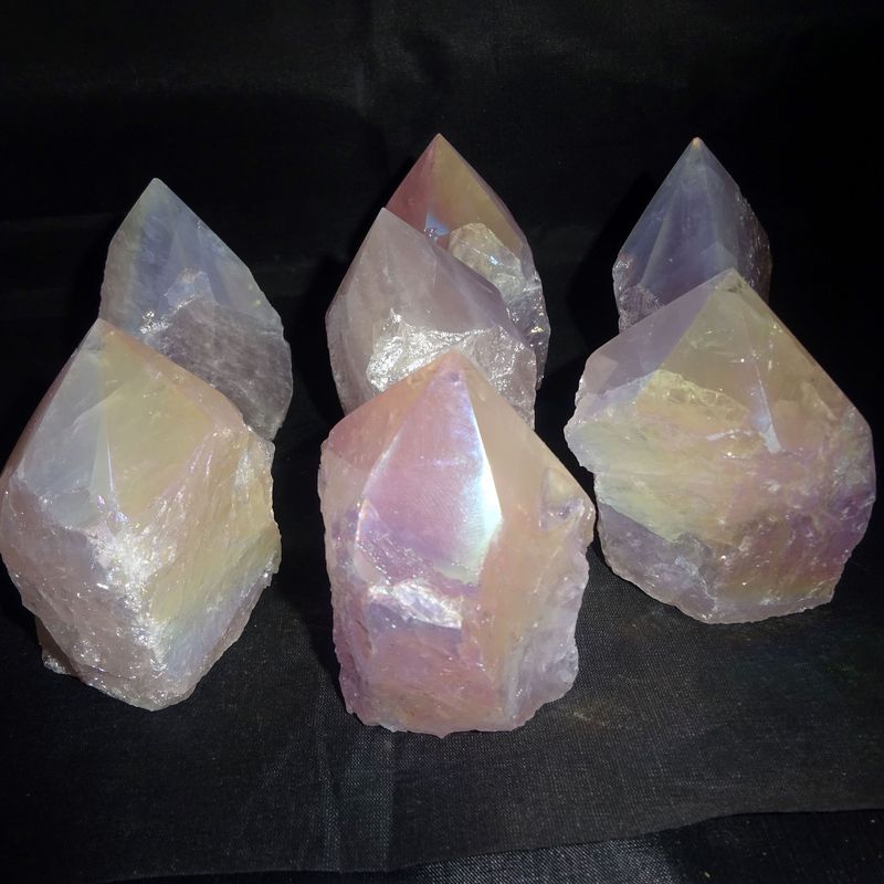 Kristallspitze: Rose Aura Quarz auf Rosenquarz Kristallspitze: Rose Aura Quarz auf Rosenquarz