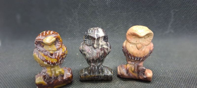 Kristall Eule: Jaspis, verschiedene Farbtöne Kristall Eule: Jaspis, verschiedene Farbtöne