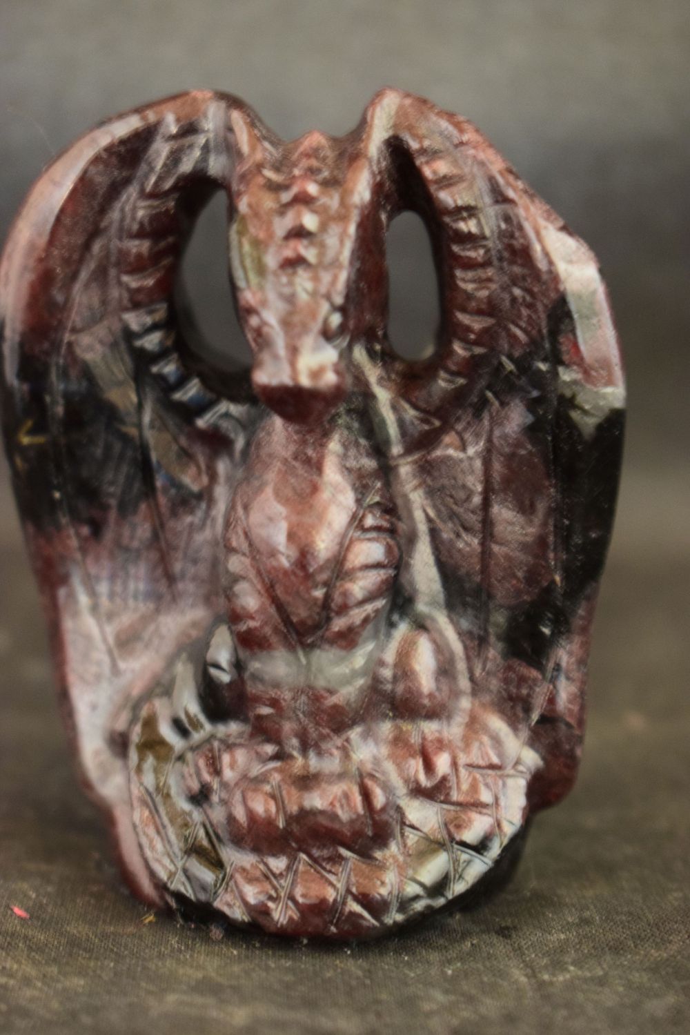 Drachen Skulptur: Granat in Muttergestein Drachen Skulptur: Granat in Muttergestein