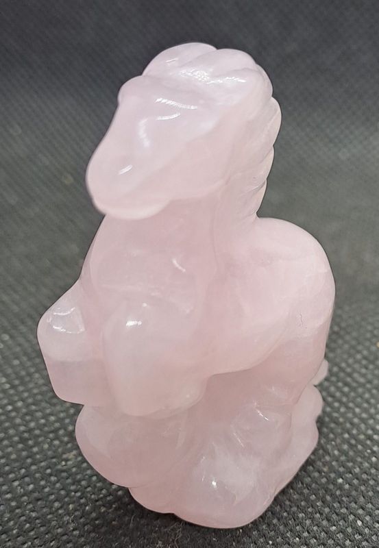 Krafttier: Pferde - Skulptur aus Rosenquarz