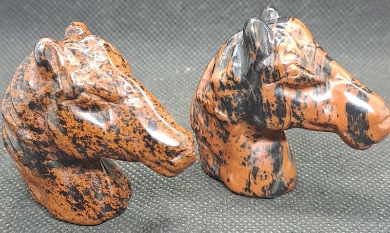 Krafttier: Pferde - Kopf aus Mahagoni Obsidian