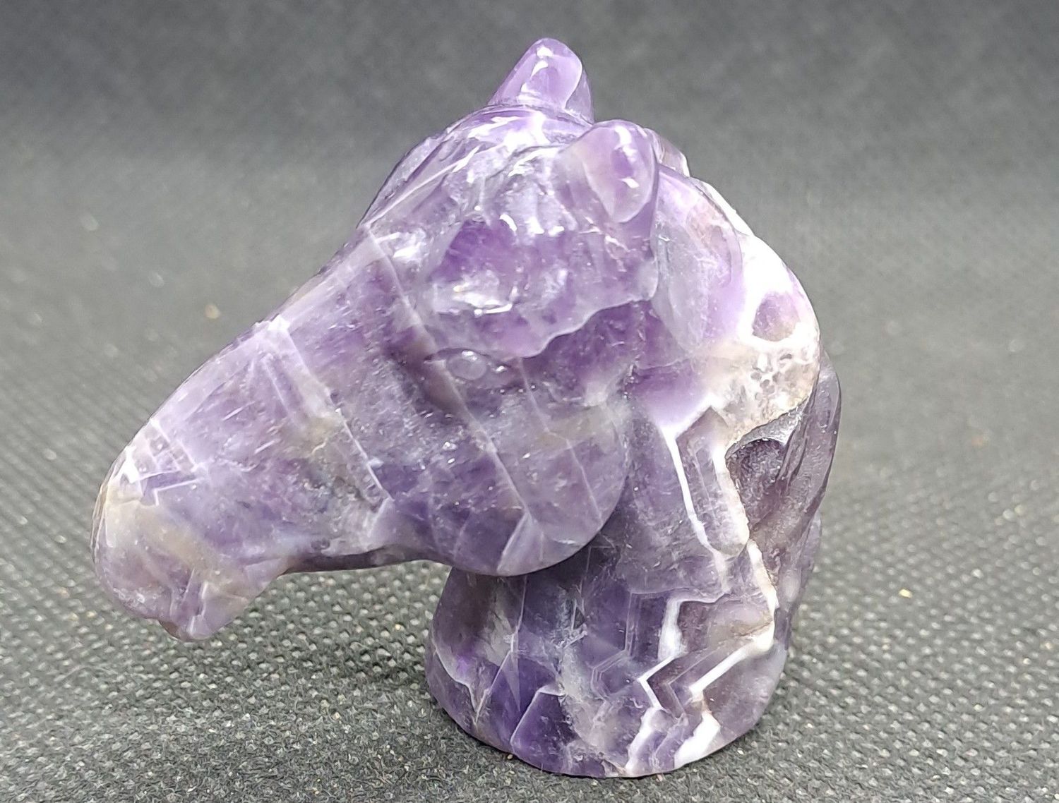 Krafttier: Pferde - Kopf aus Chevron Amethyst
