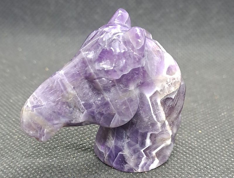 Krafttier: Pferde - Kopf aus Chevron Amethyst