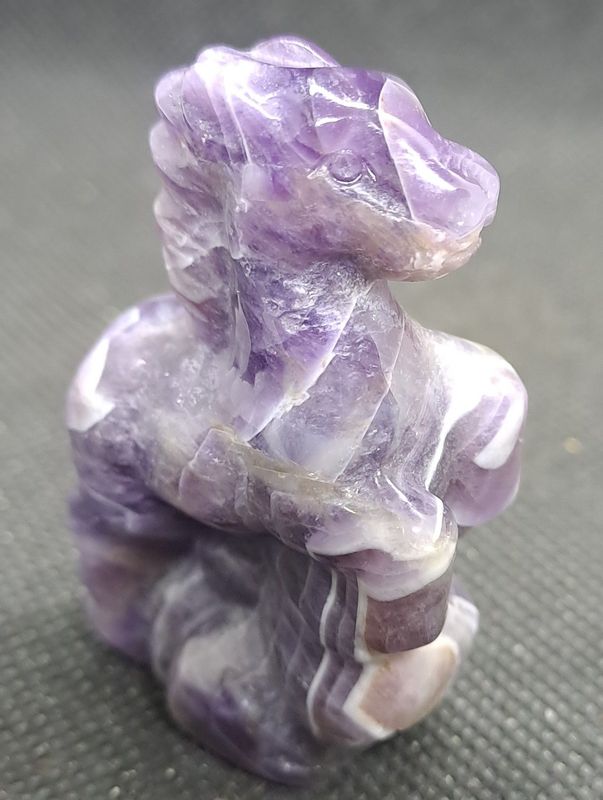 Krafttier: Pferde - Skulptur aus Chevron Amethyst