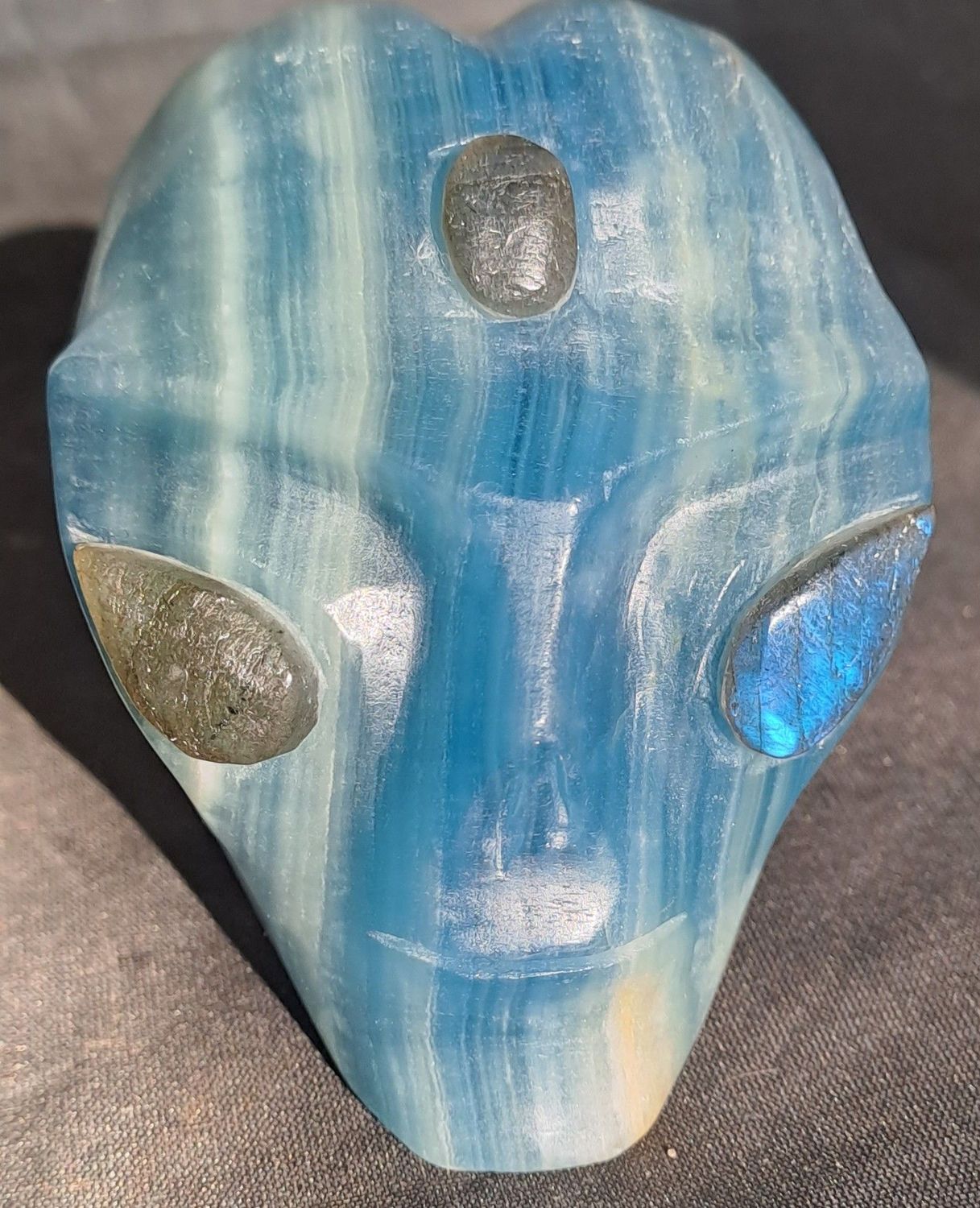 Kristallschädel: Alien aus Onyx mit Labradoritaugen Kristallschädel: Alien aus Onyx mit Labradoritaugen