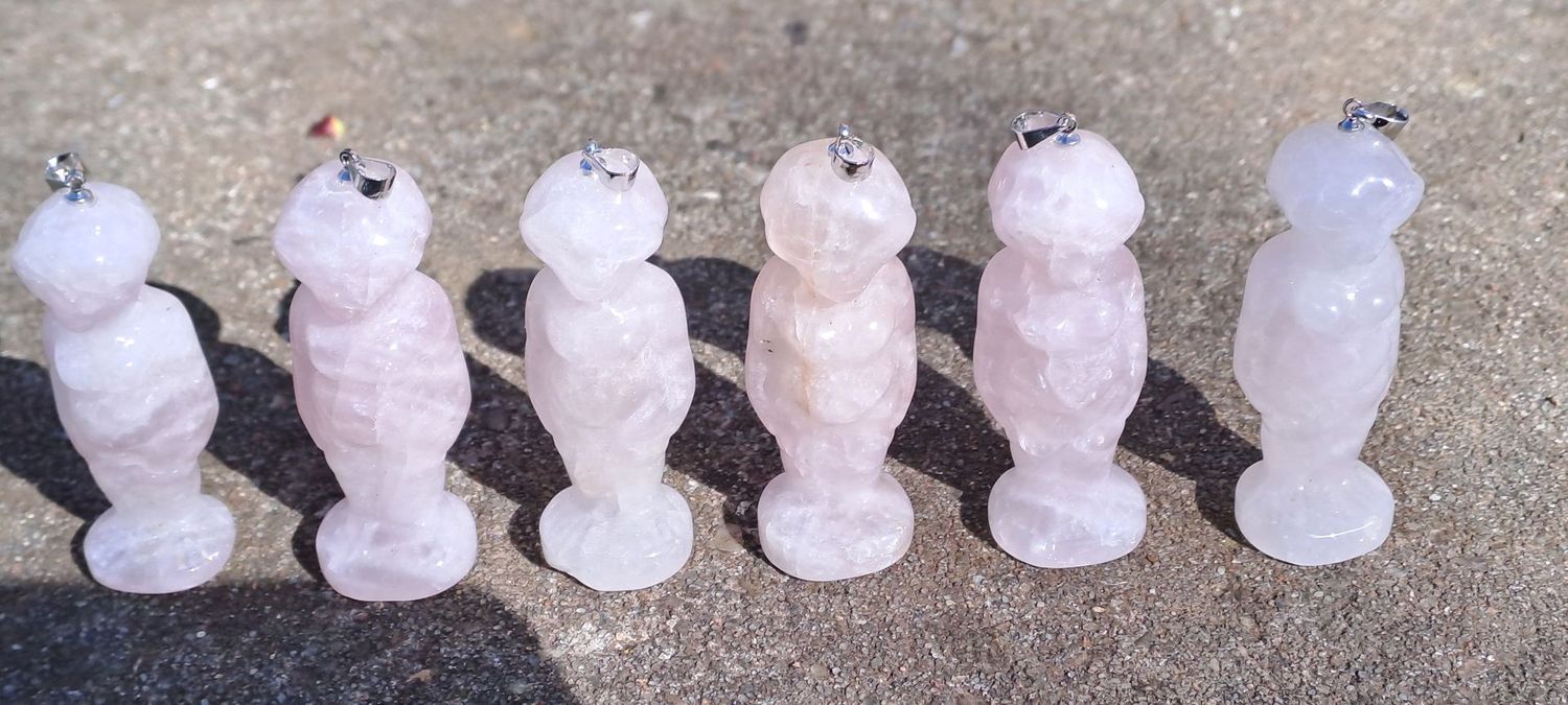 Urmutter: Anhänger aus Rosenquarz