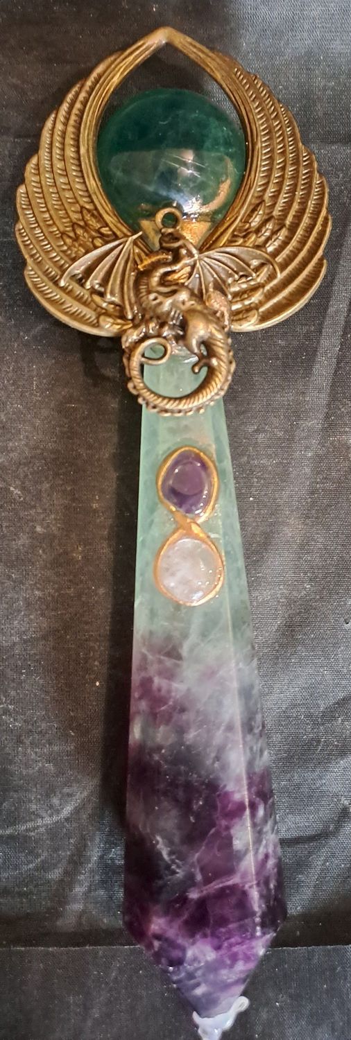 Energiestab: "Drache" aus Regenbogenfluorit und Fluorit 1