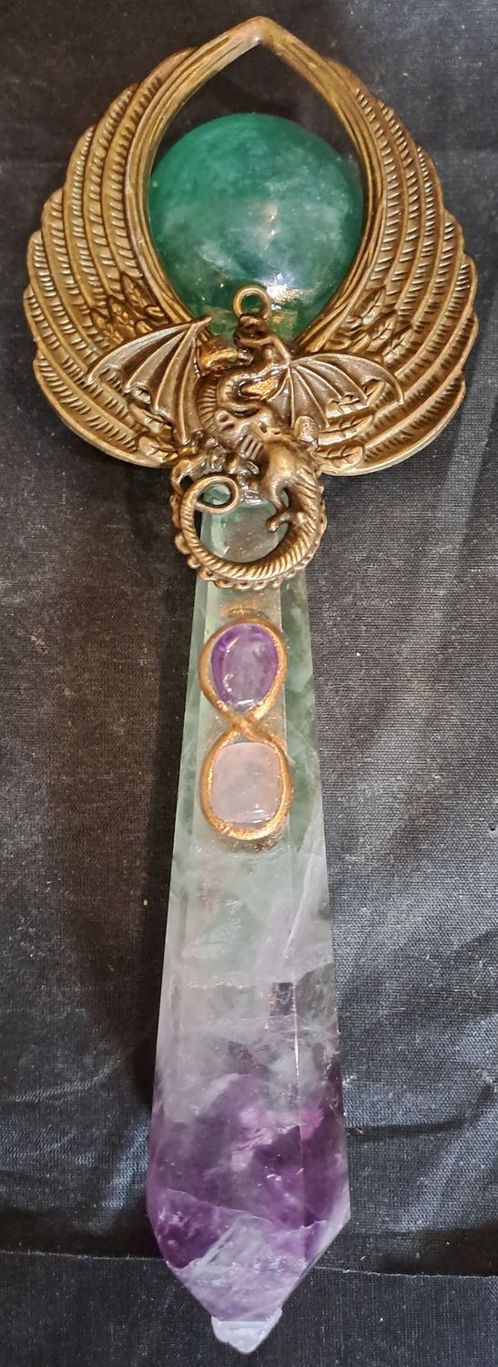 Energiestab: "Drache" aus Regenbogenfluorit und Fluorit 2