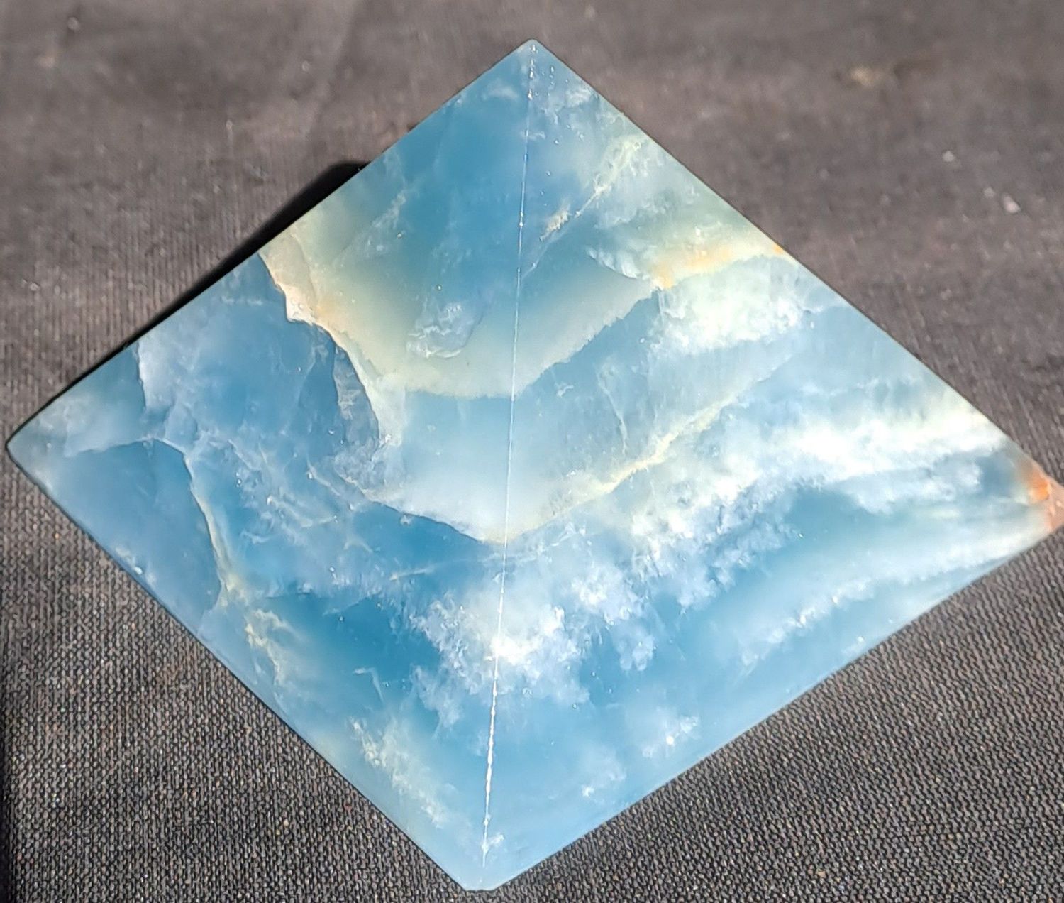 Kristall Pyramide: Onyx Marmor 1 Kristall Pyramide: Onyx Marmor 1