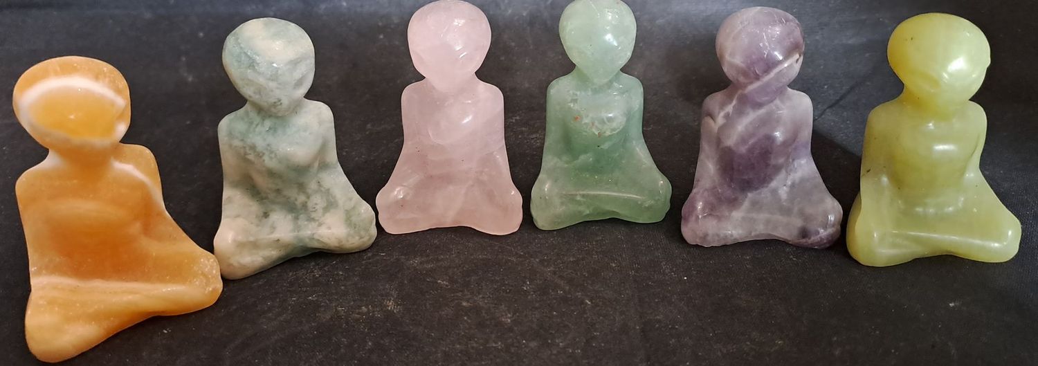 Kristallfigur: Alien aus verschiedenen Steinen