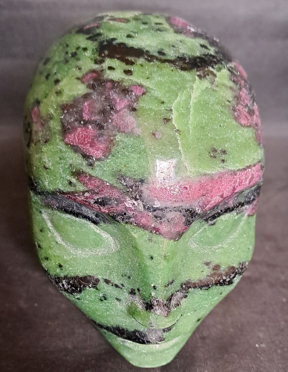 Kristallschädel: Elfe aus Rubin in Zoisit