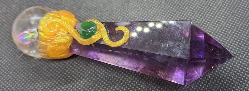 Energiestab/Zepter: Amethyst, Bergkristall und Aventurin Energiestab/Zepter: Amethyst, Bergkristall und Aventurin