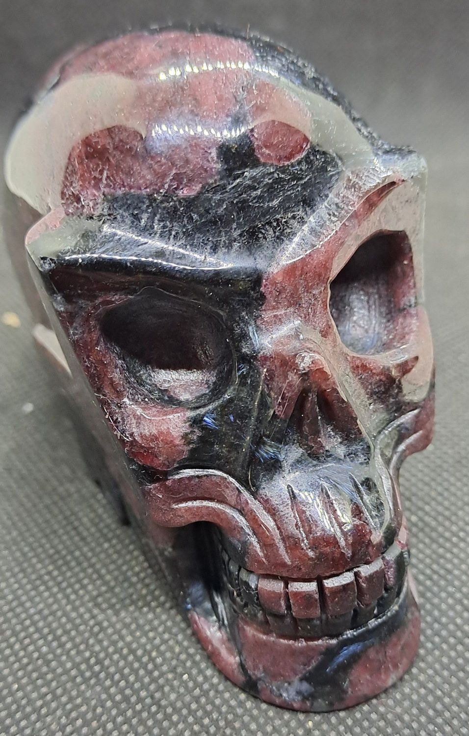 Kristallschädel: Langschädel aus Granat in Muttergestein 2 Kristallschädel: Langschädel aus Granat in Muttergestein 2