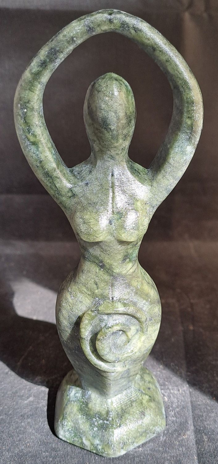 Göttin: Urgöttin mit Spirale aus Nephrit Jade Göttin: Urgöttin mit Spirale aus Nephrit Jade