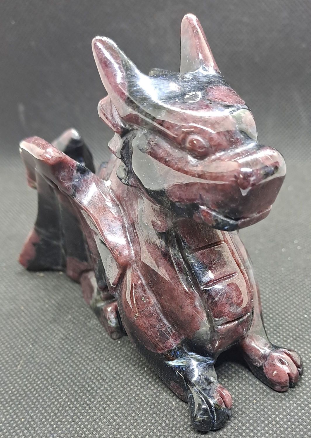 Ganzkörperdrache: Granat in Muttergestein 1 Ganzkörperdrache: Granat in Muttergestein 1
