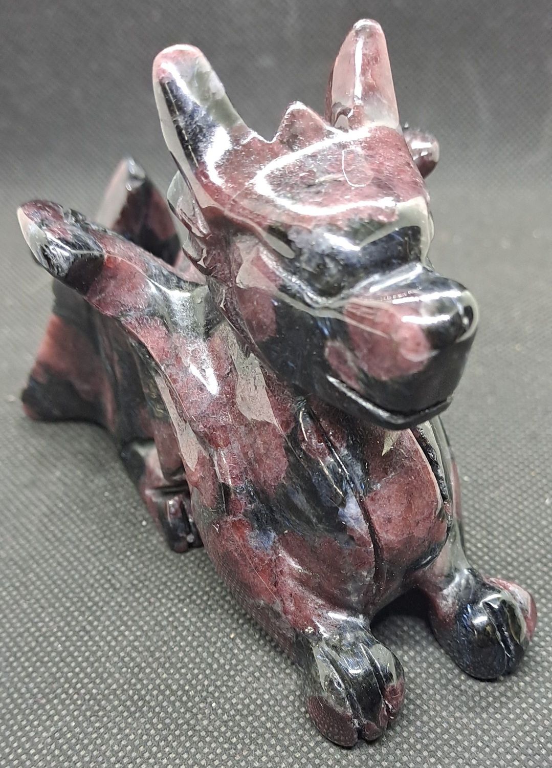 Ganzkörperdrache: Granat in Muttergestein 2 Ganzkörperdrache: Granat in Muttergestein 2