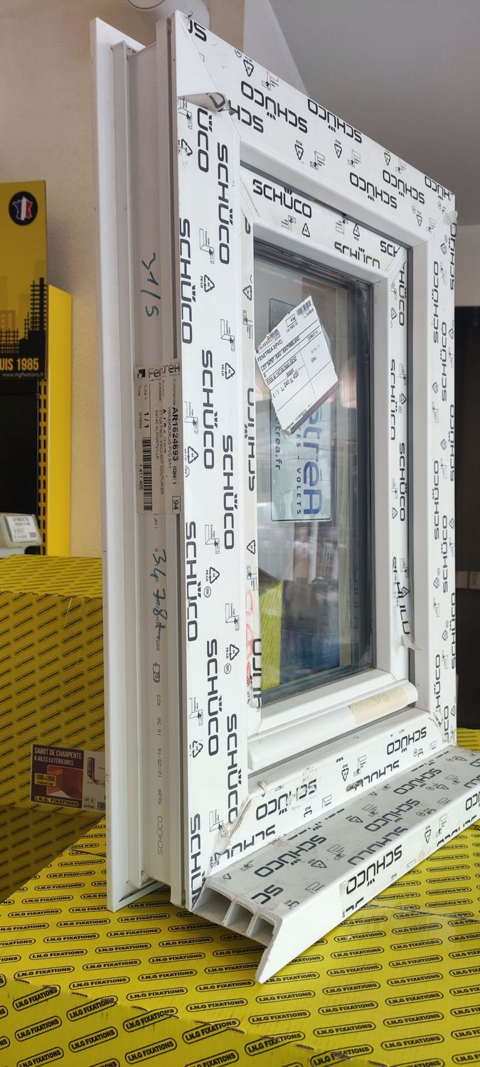 menuiserie extérieure PVC 1 vantail  dim 340 x 420 mm HT