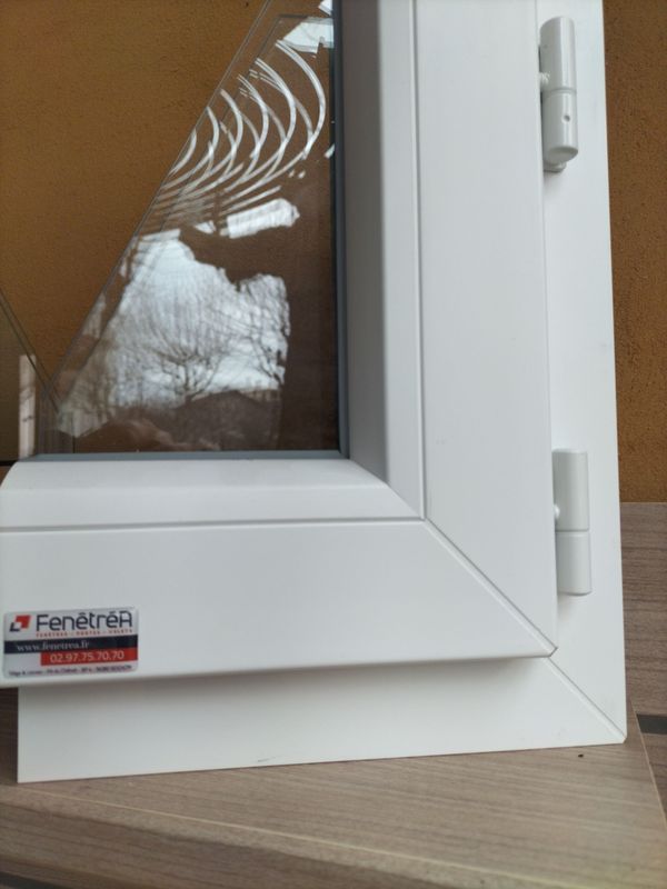 menuiserie extérieure PVC  1400 x 1150 mm HT a frappe