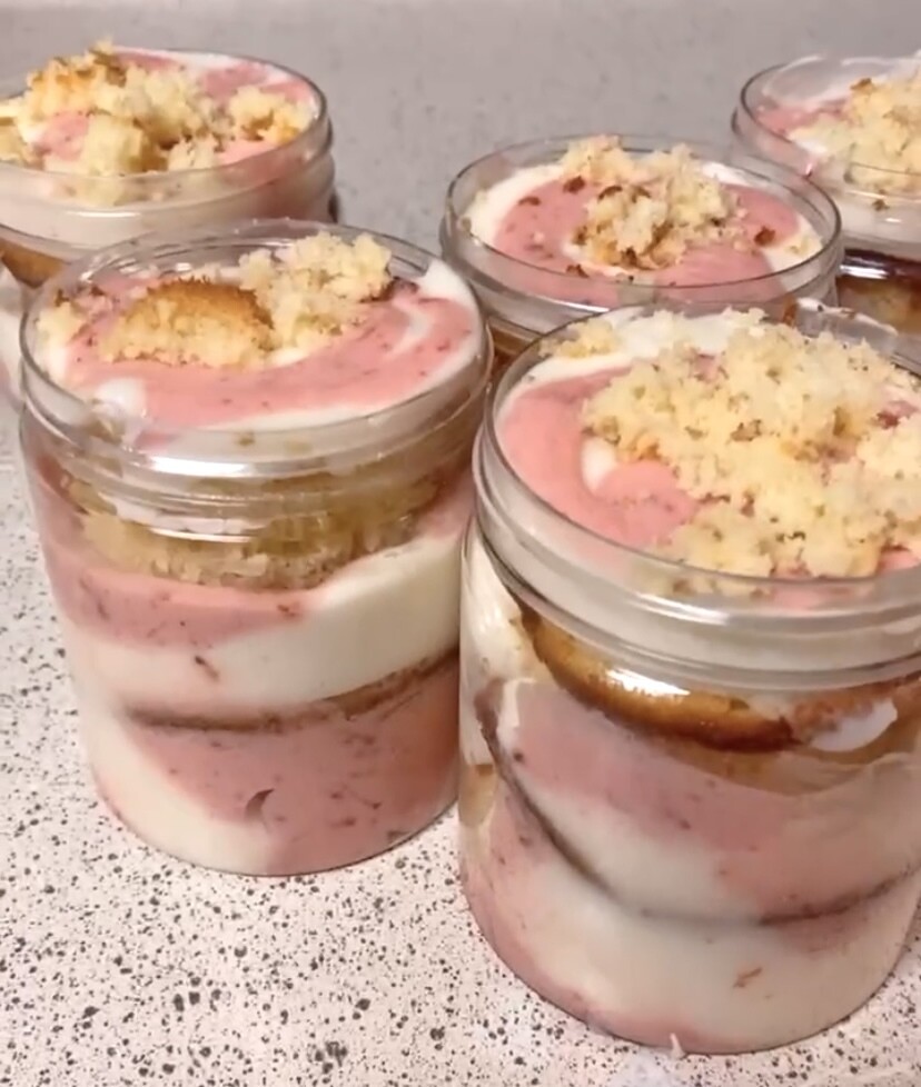 Strawberry &amp; Vanilla cake jar