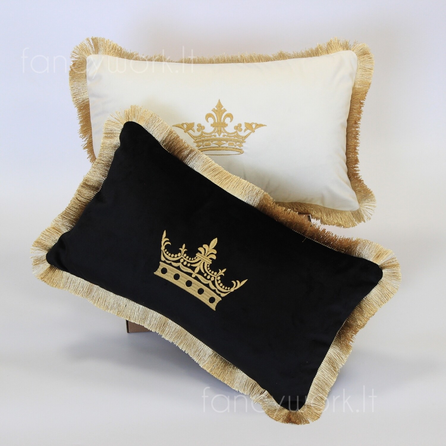 Siuvinėta pagalvėlė &quot;Crown&quot; 30x50